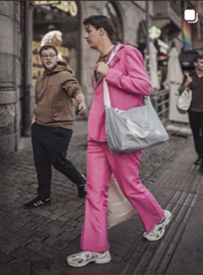 model w różowym garniturze fotografia uliczna