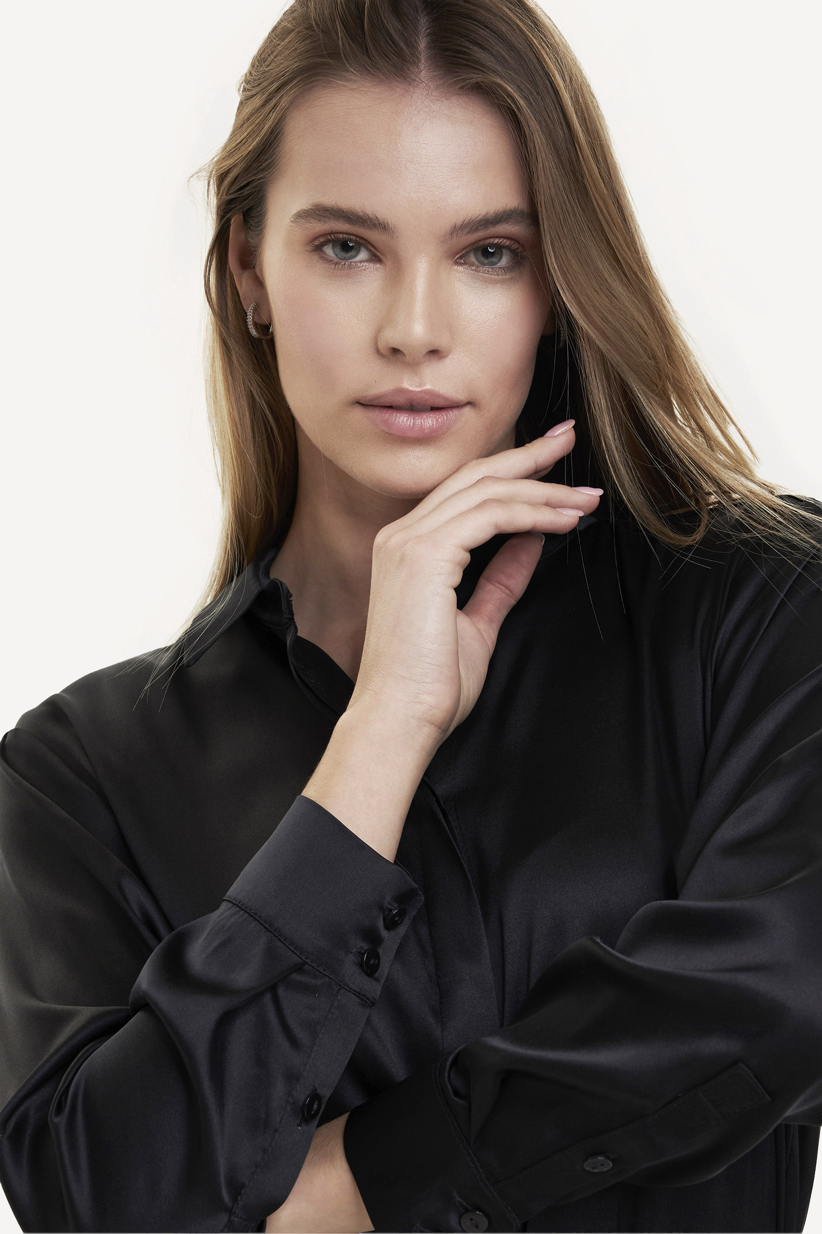 fotografia modowa e-commerce modelka w koszuli zdjęcie do sklepu internetowego