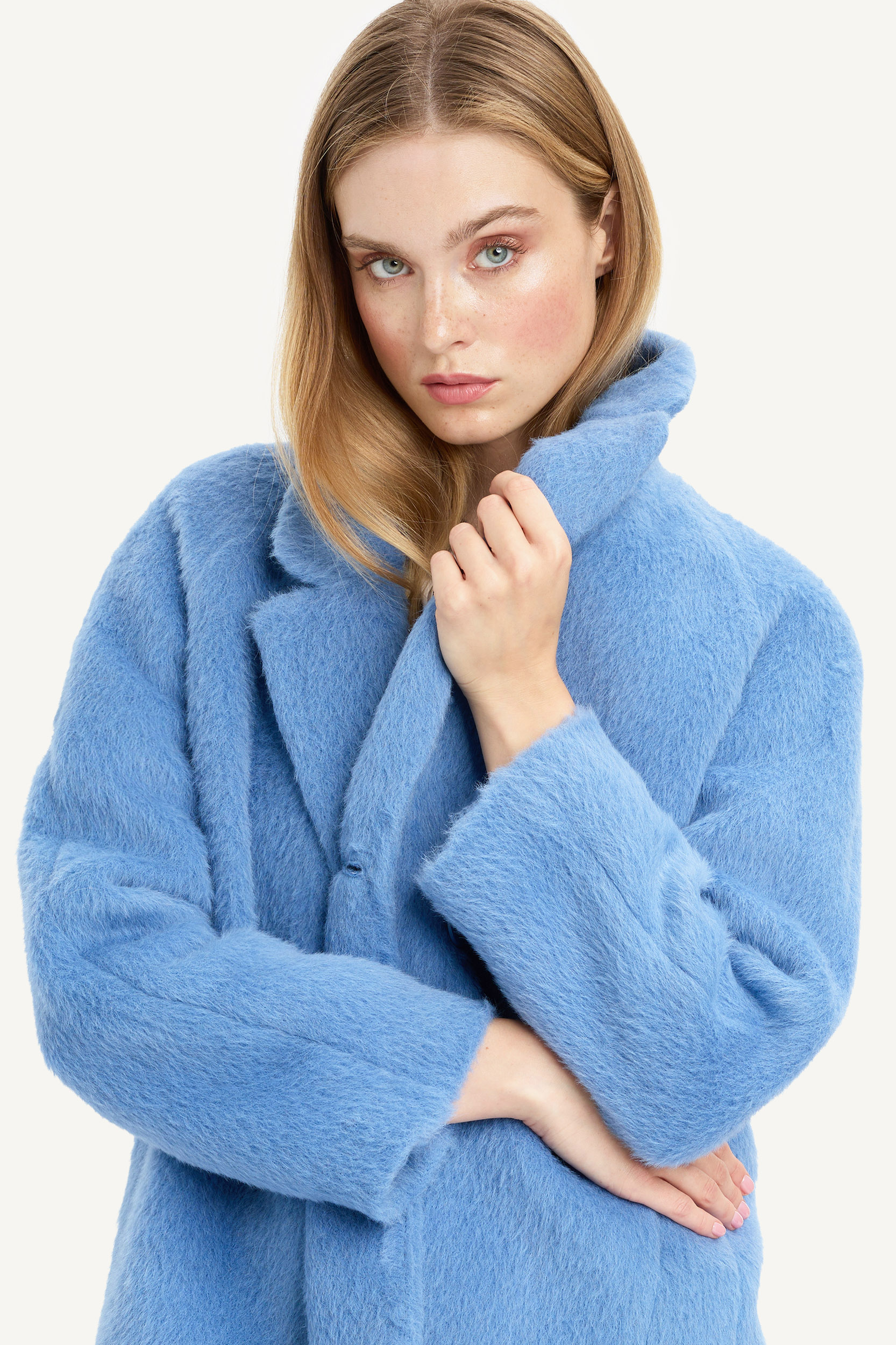 fotografia modowa e-commerce modelka w płaszczu zdjęcie do sklepu internetowego