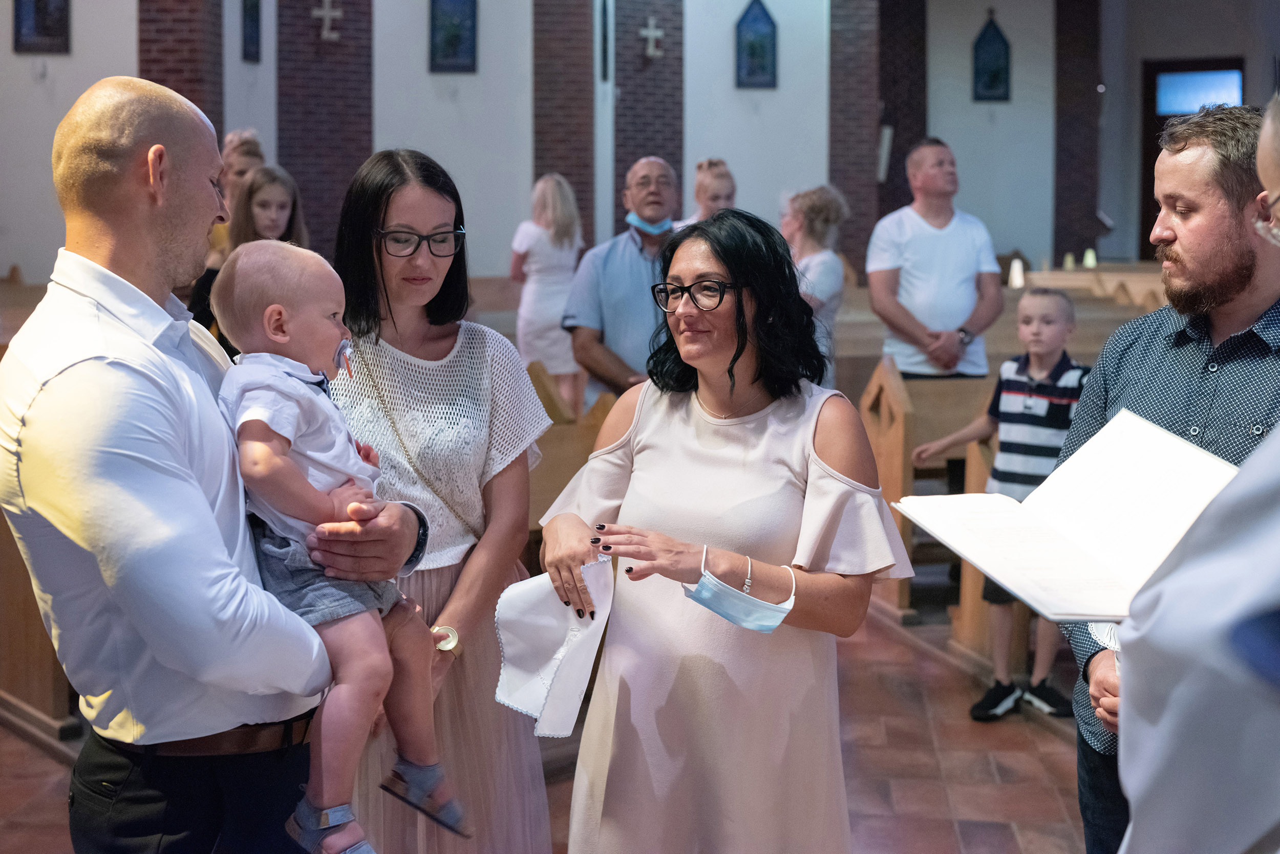 fotografia chrztu w kościele uroczystość rodzinna momenty z rodziną i bliskimi Szczecin