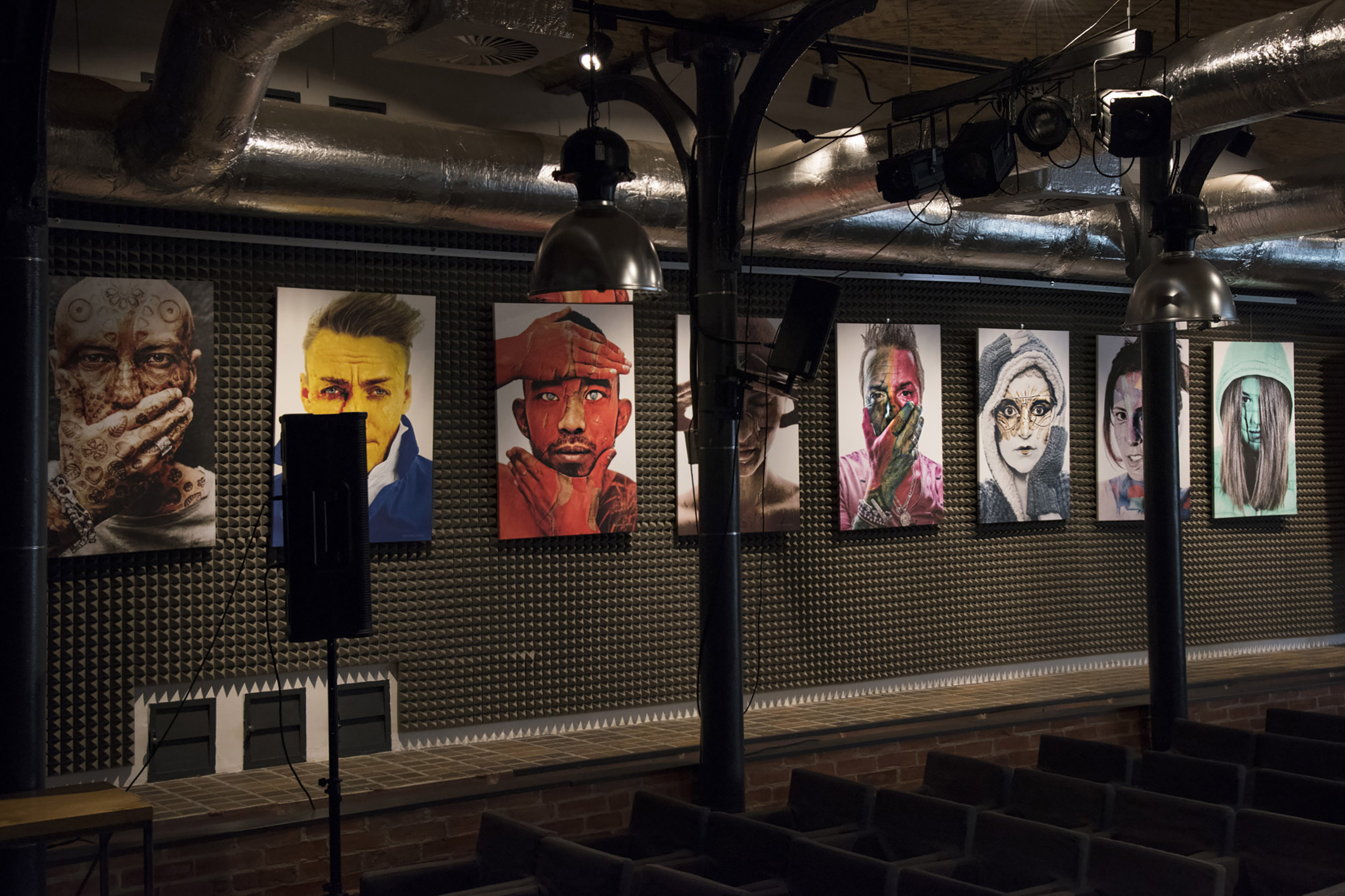 wystawa portretów artystycznych fotoobrazy na ścianach galerii Szczecin