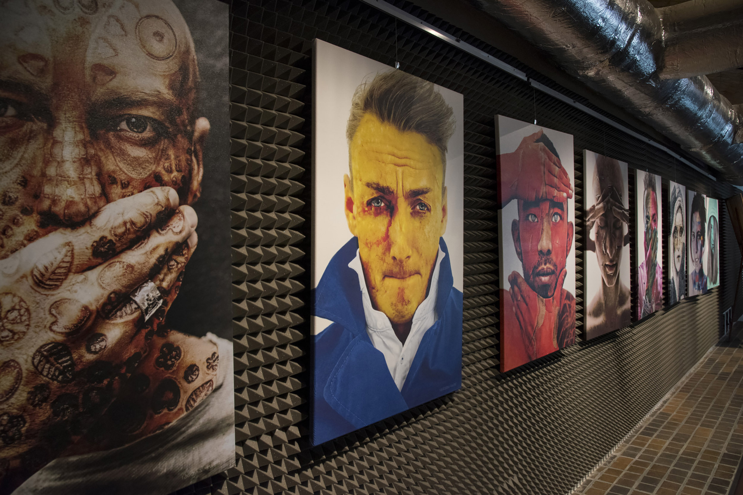 wystawa portretów artystycznych fotoobrazy na ścianach galerii Szczecin