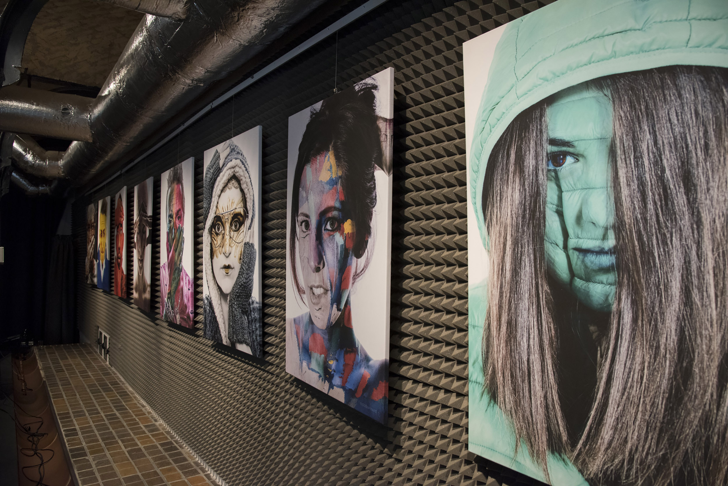 wystawa portretów artystycznych fotoobrazy na ścianach galerii Szczecin