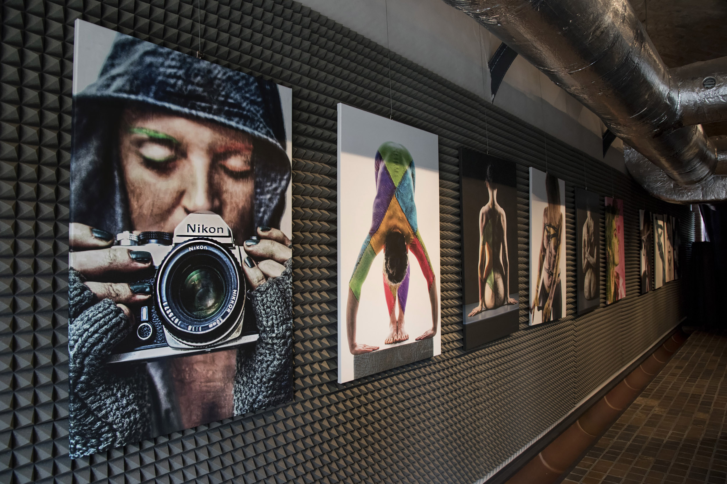 wystawa portretów artystycznych fotoobrazy na ścianach galerii Szczecin