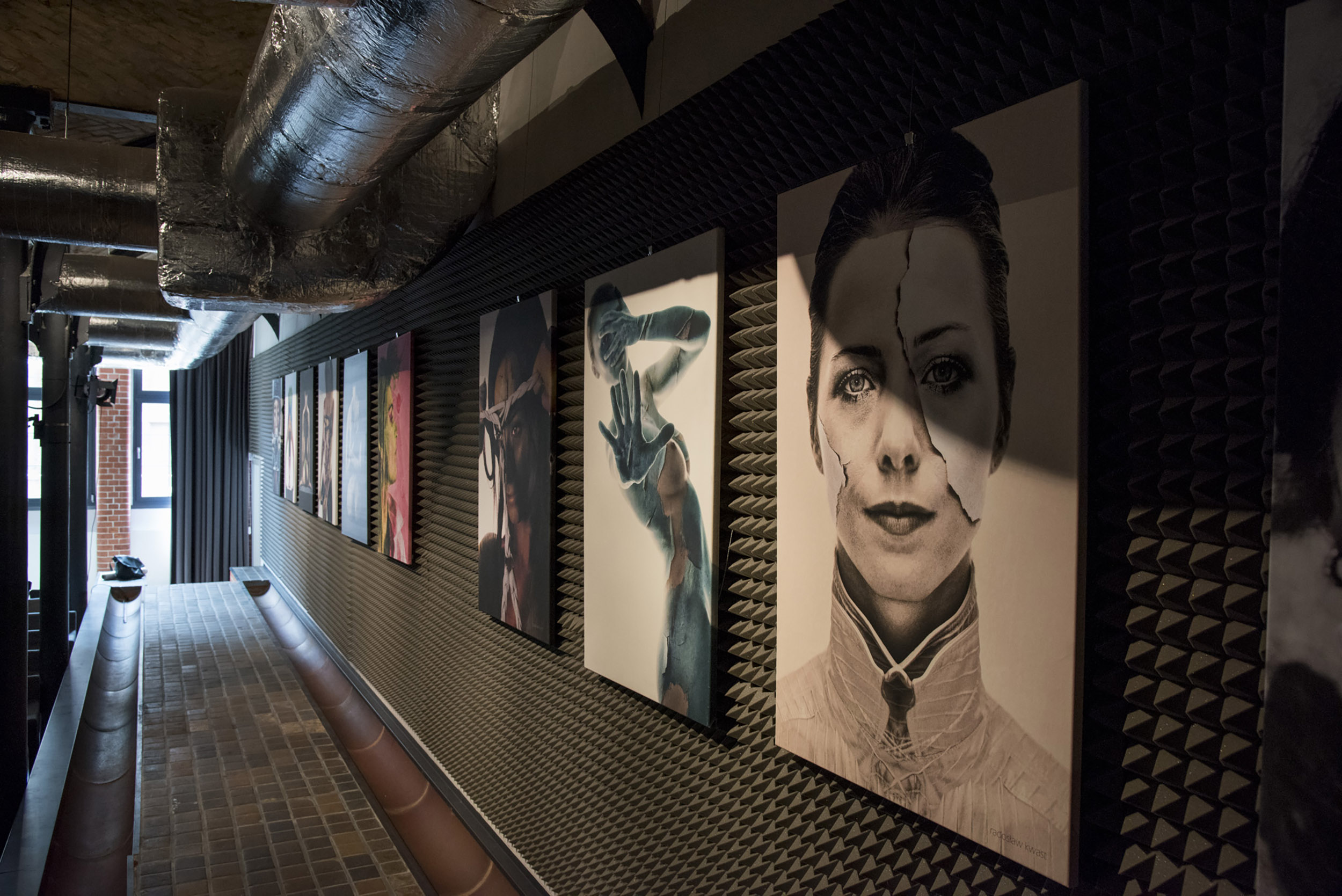 wystawa portretów artystycznych fotoobrazy na ścianach galerii Szczecin