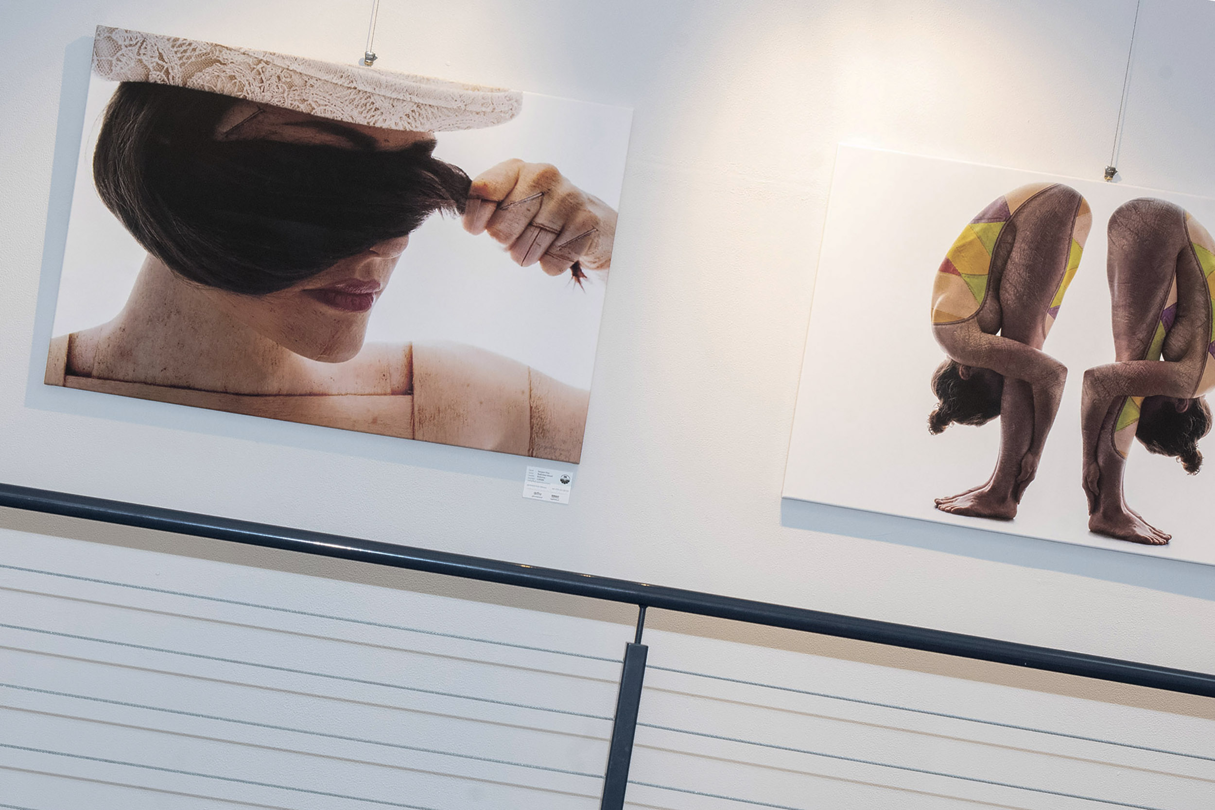 wystawa portretów artystycznych fotoobrazy na ścianach galerii