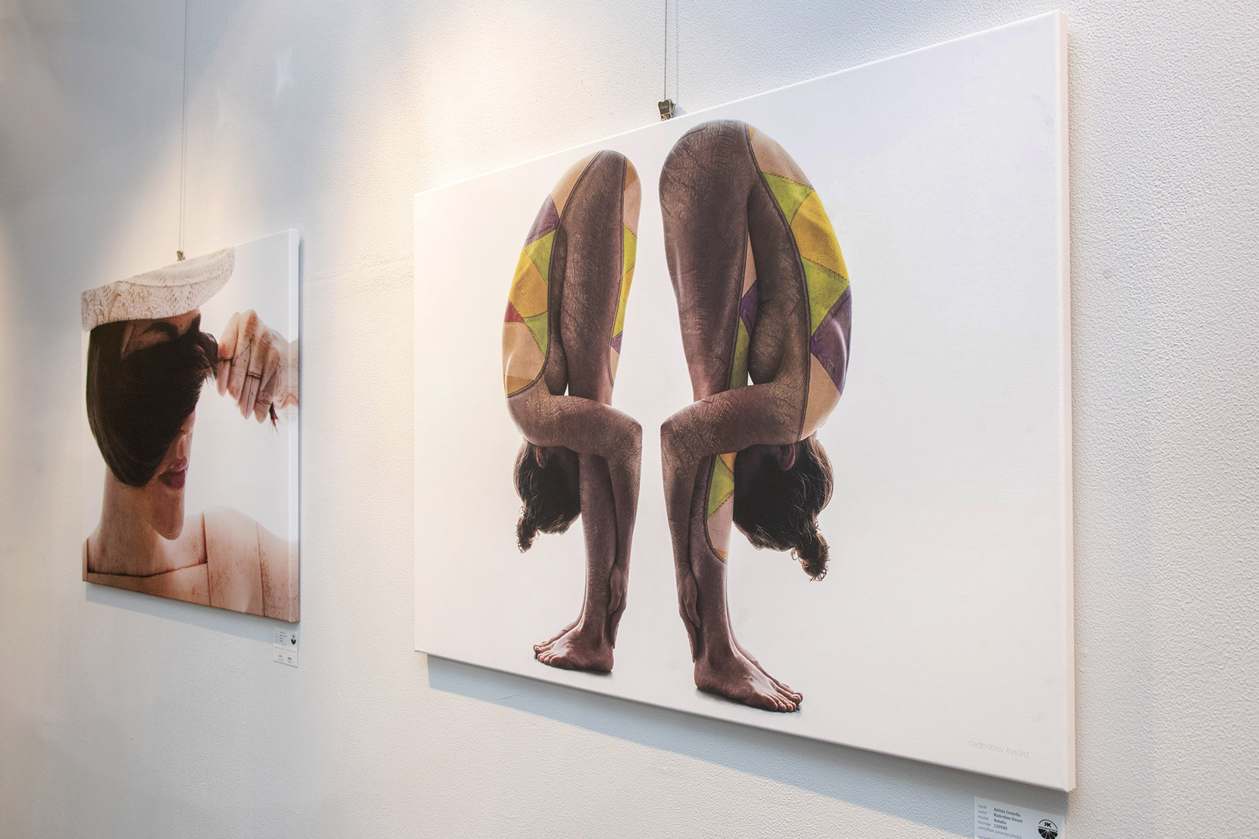 wystawa portretów artystycznych fotoobrazy na ścianach galerii Stara Rzeźnia Szczecin