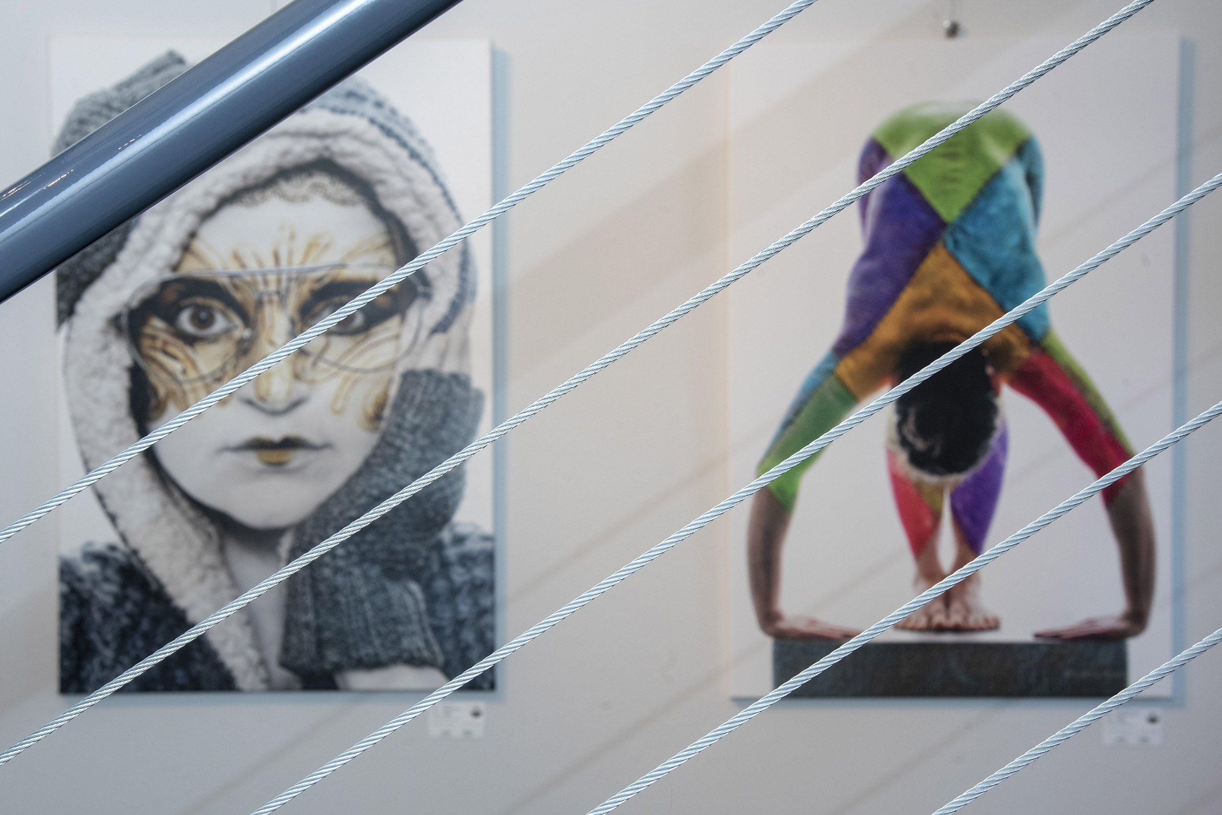 wystawa portretów artystycznych fotoobrazy na ścianach galerii Stara Rzeźnia Szczecin