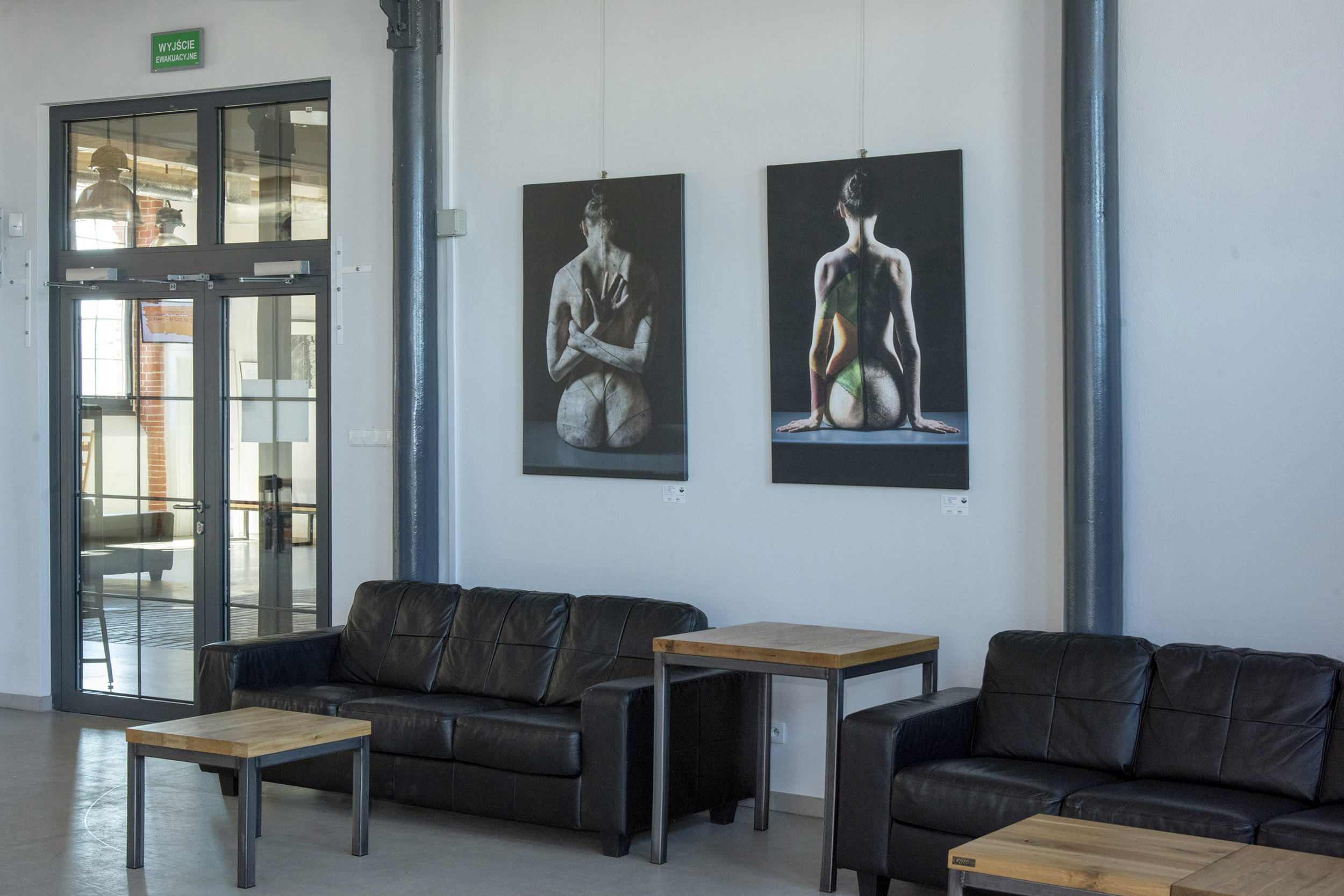 wystawa portretów artystycznych fotoobrazy na ścianach galerii Stara Rzeźnia Szczecin