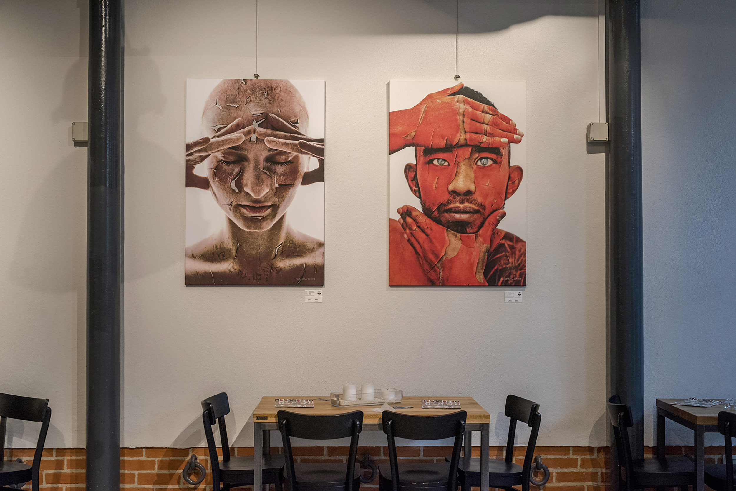 wernisaż portretów artystycznych fotoobrazy na ścianach galerii