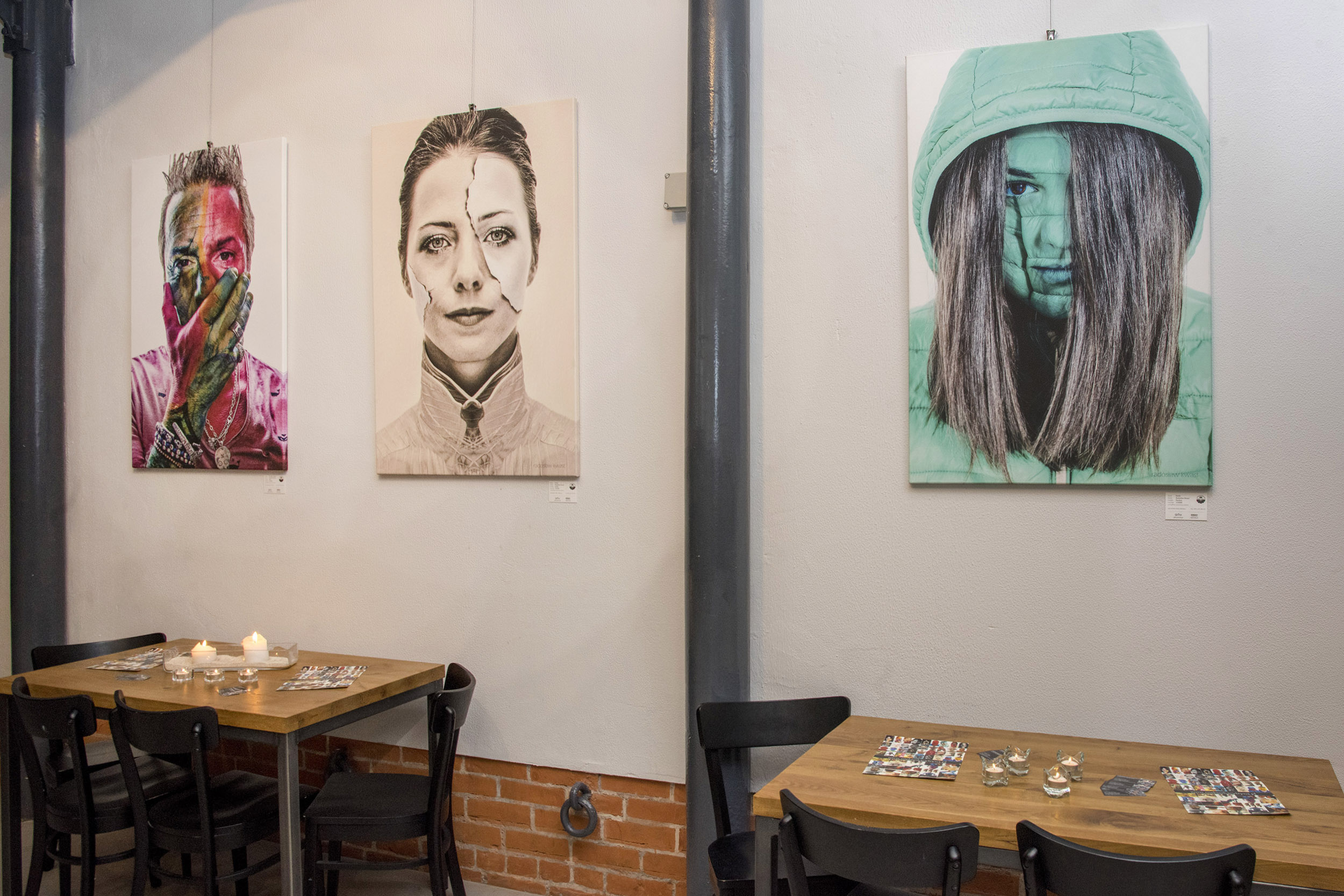 wystawa portretów artystycznych fotoobrazy na ścianach galerii Stara Rzeźnia Szczecin