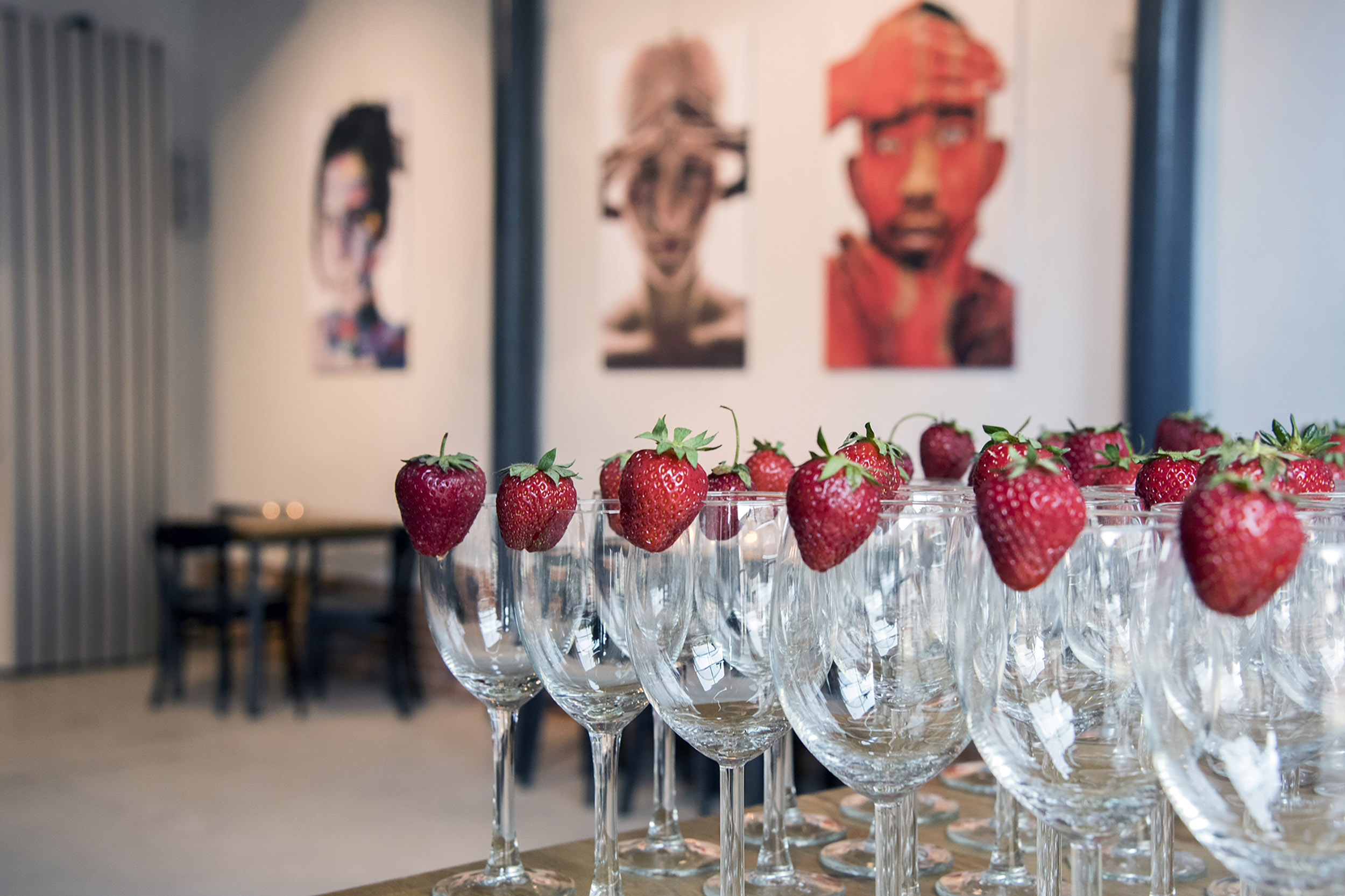 wernisaż portretów artystycznych fotoobrazy na ścianach galerii Stara Rzeźnia Szczecin