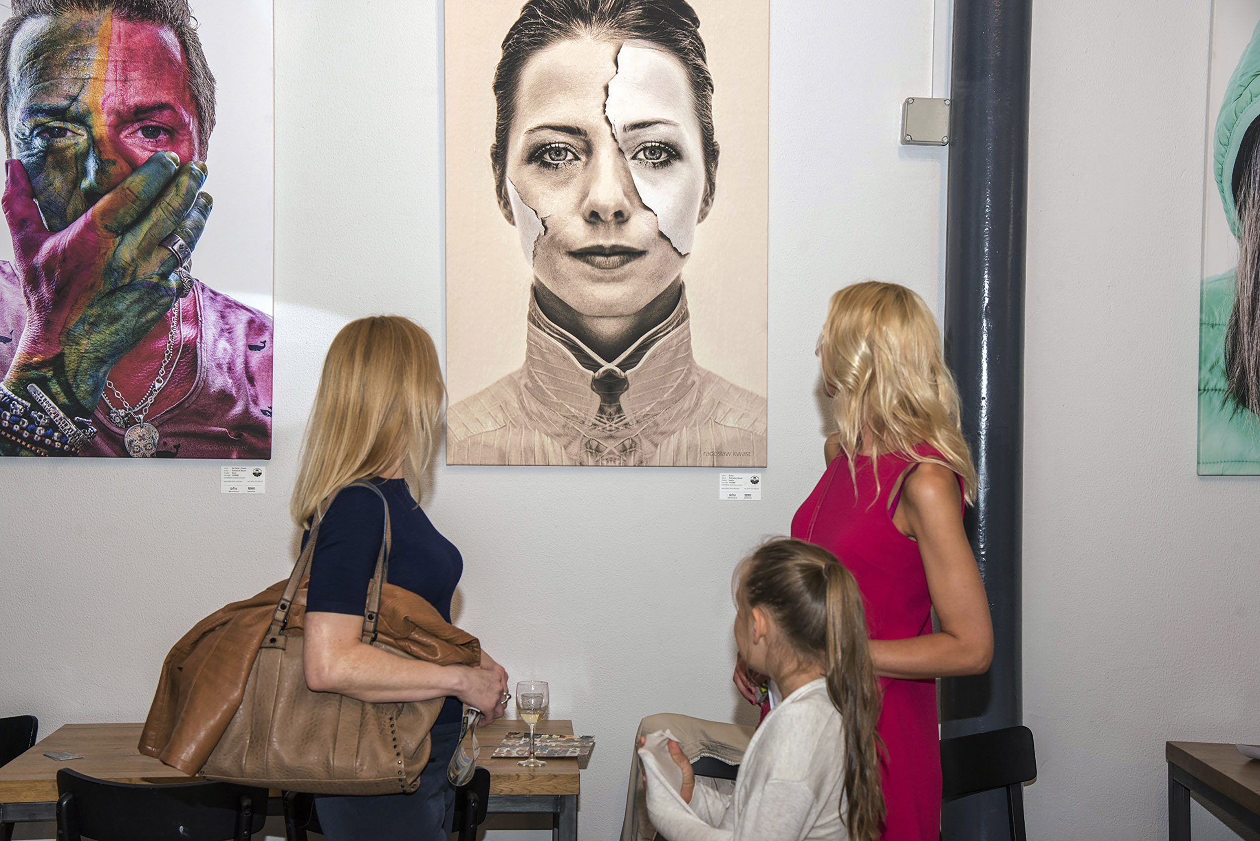 wernisaż portretów artystycznych fotoobrazy na ścianach galerii Stara Rzeźnia Szczecin
