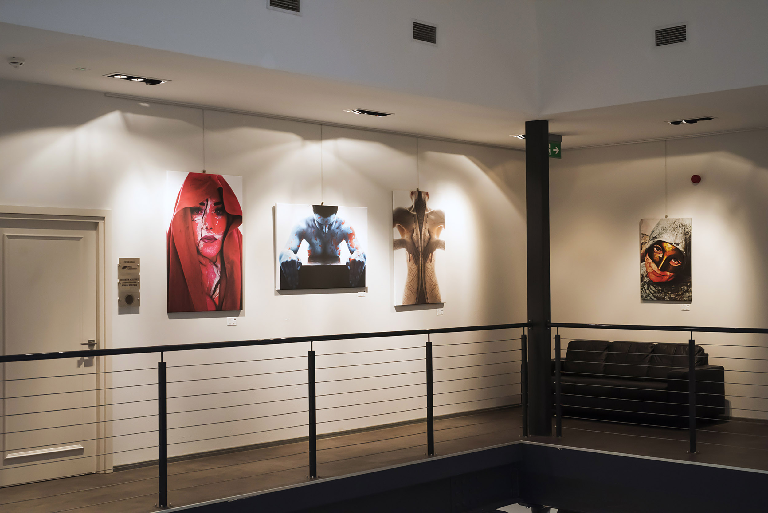 wystawa portretów artystycznych fotoobrazy na ścianach galerii Stara Rzeźnia Szczecin