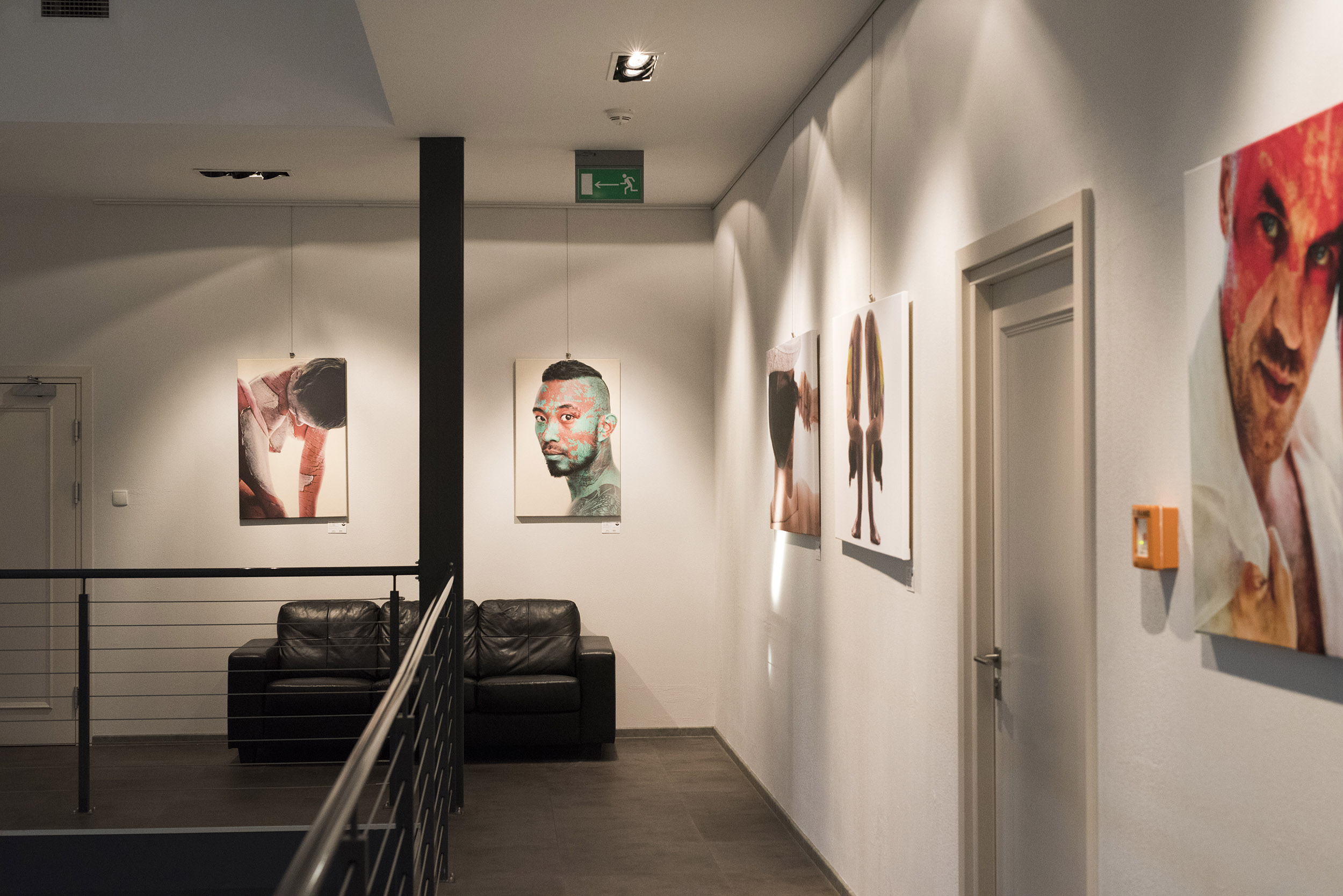 wystawa portretów artystycznych fotoobrazy na ścianach galerii szczecin