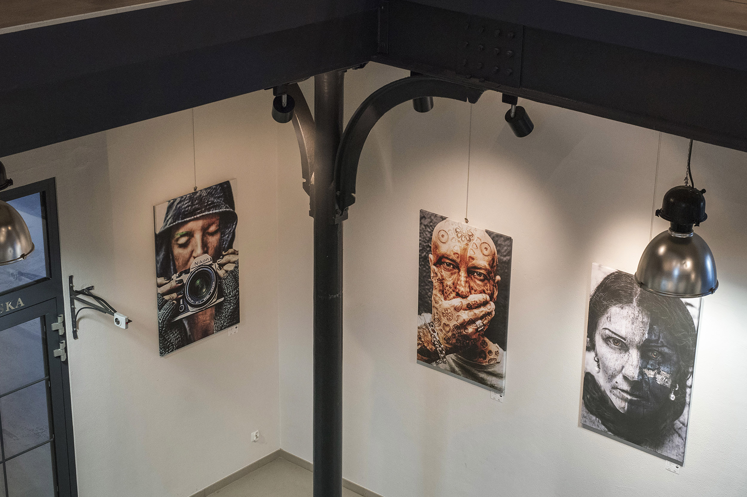 wystawa portretów artystycznych fotoobrazy na ścianach galerii