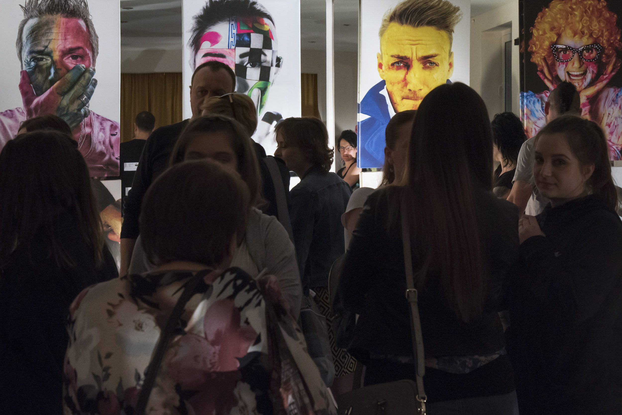 wernisaż aktów artystycznych prezentacja prac na płótnie