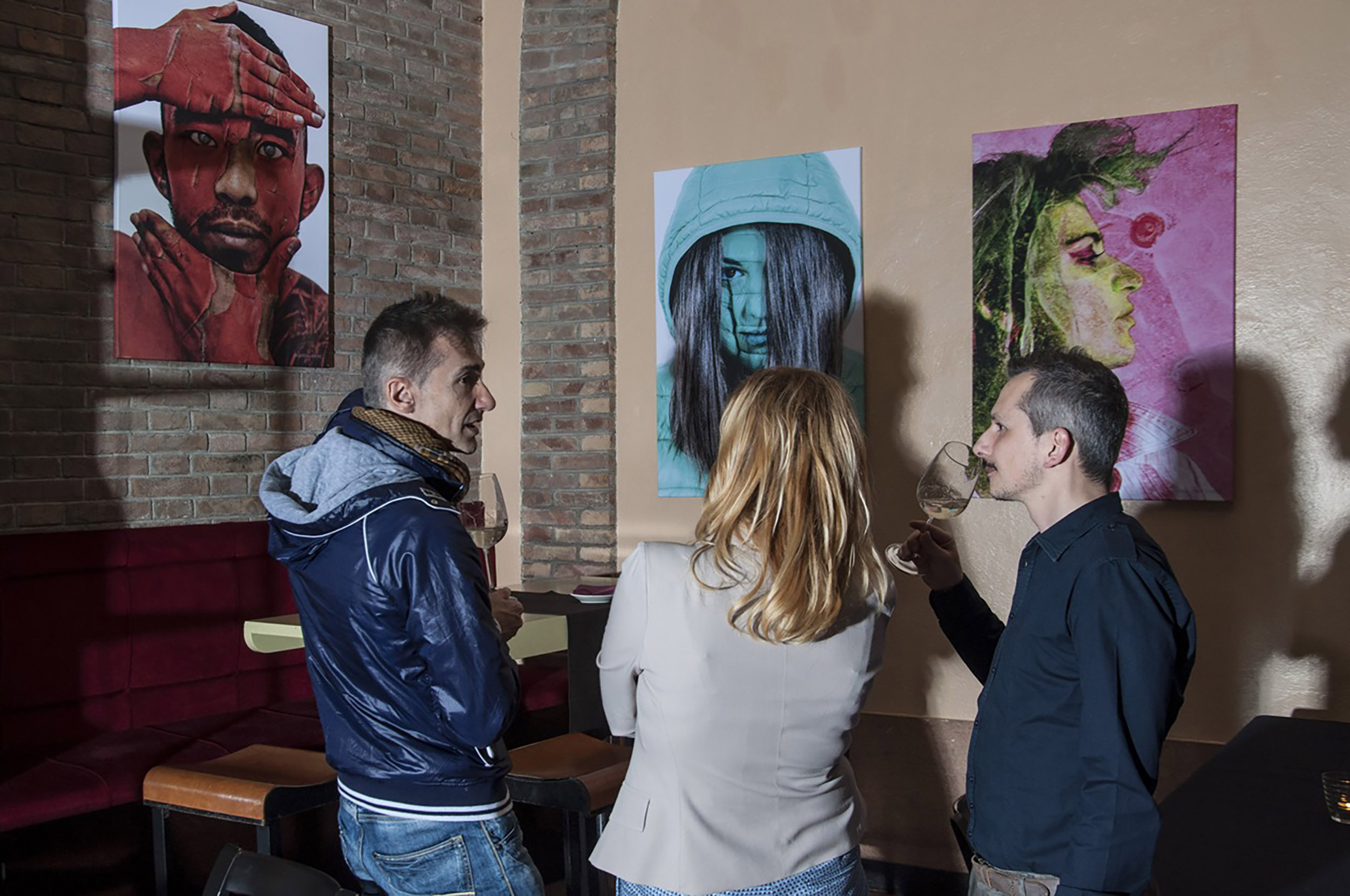 wernisaż aktów artystycznych prezentacja prac na płótnie
