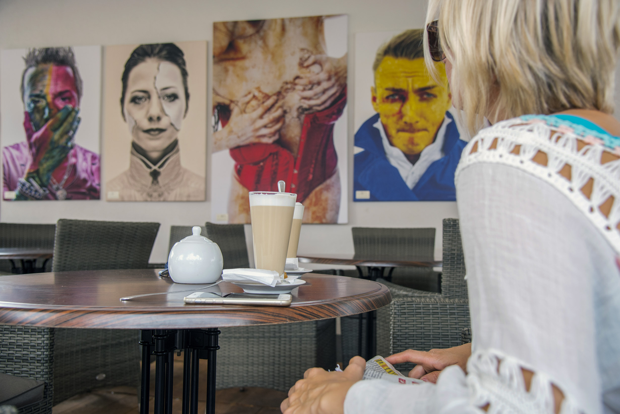 prezentacja prac artystycznych w restauracji w Pobierowie
