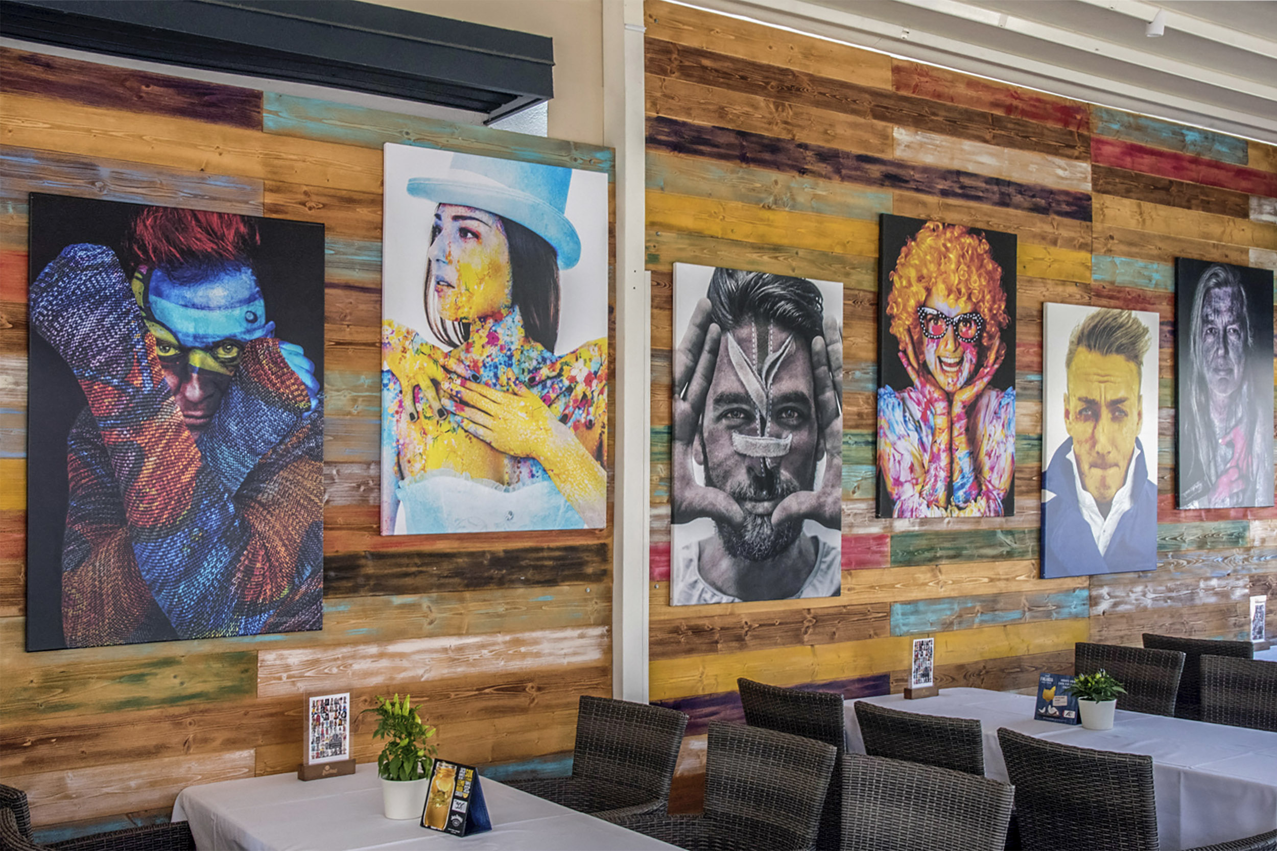 prezentacja fotoobrazów artystycznych w restauracji Pobierowo