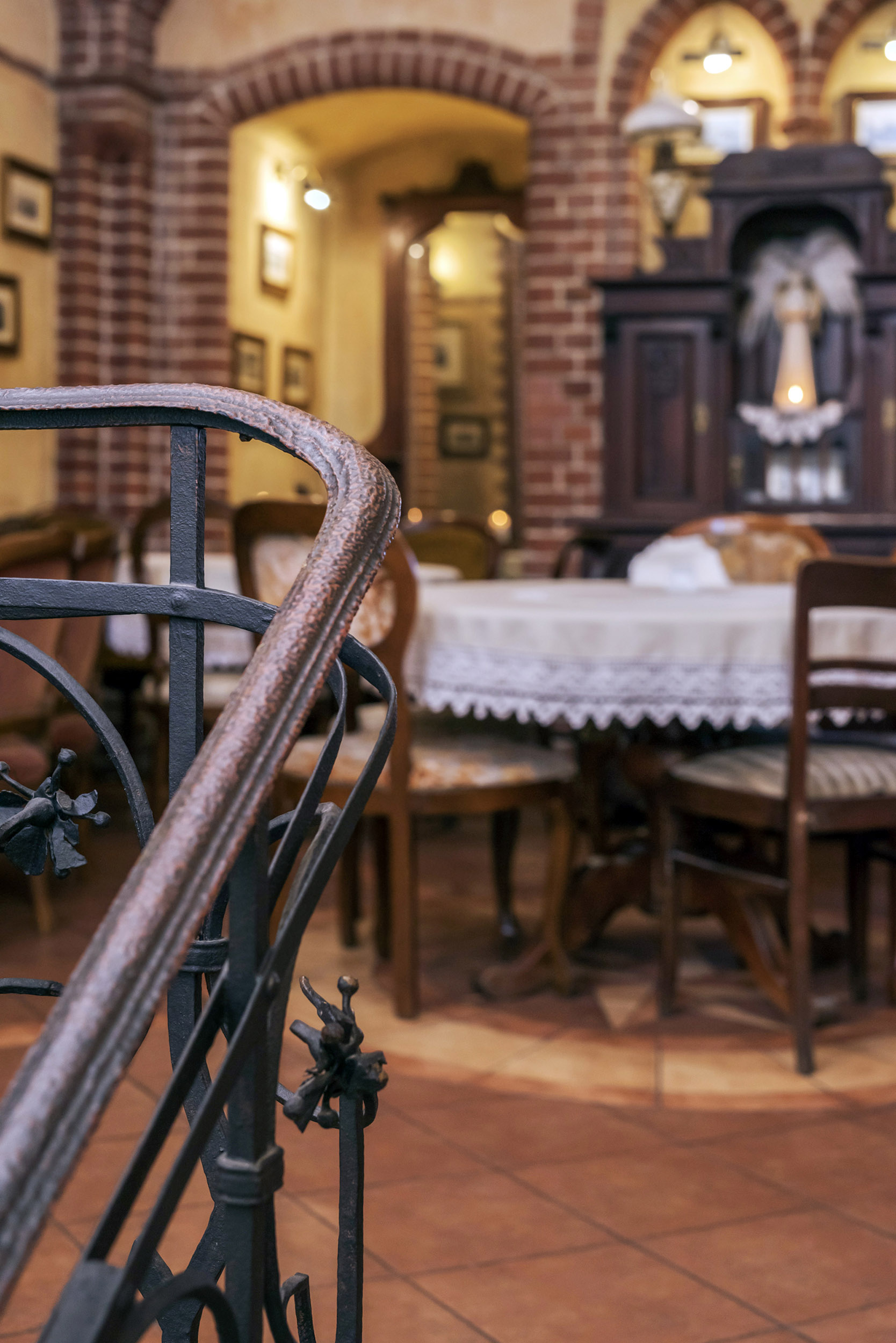 zdjęcia wnętrz kawiarni w Świnoujściu sala dla gości aranżacja stolików