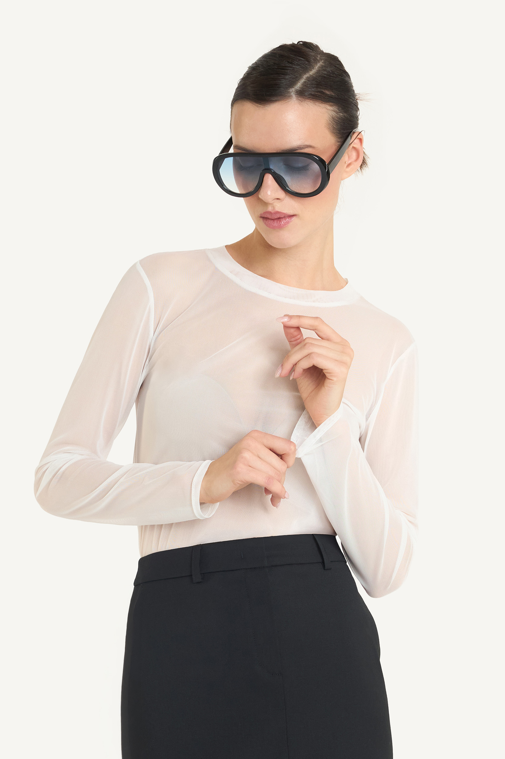 zdjęcie odzieży na modelce bluza damska sesja lookbookowa