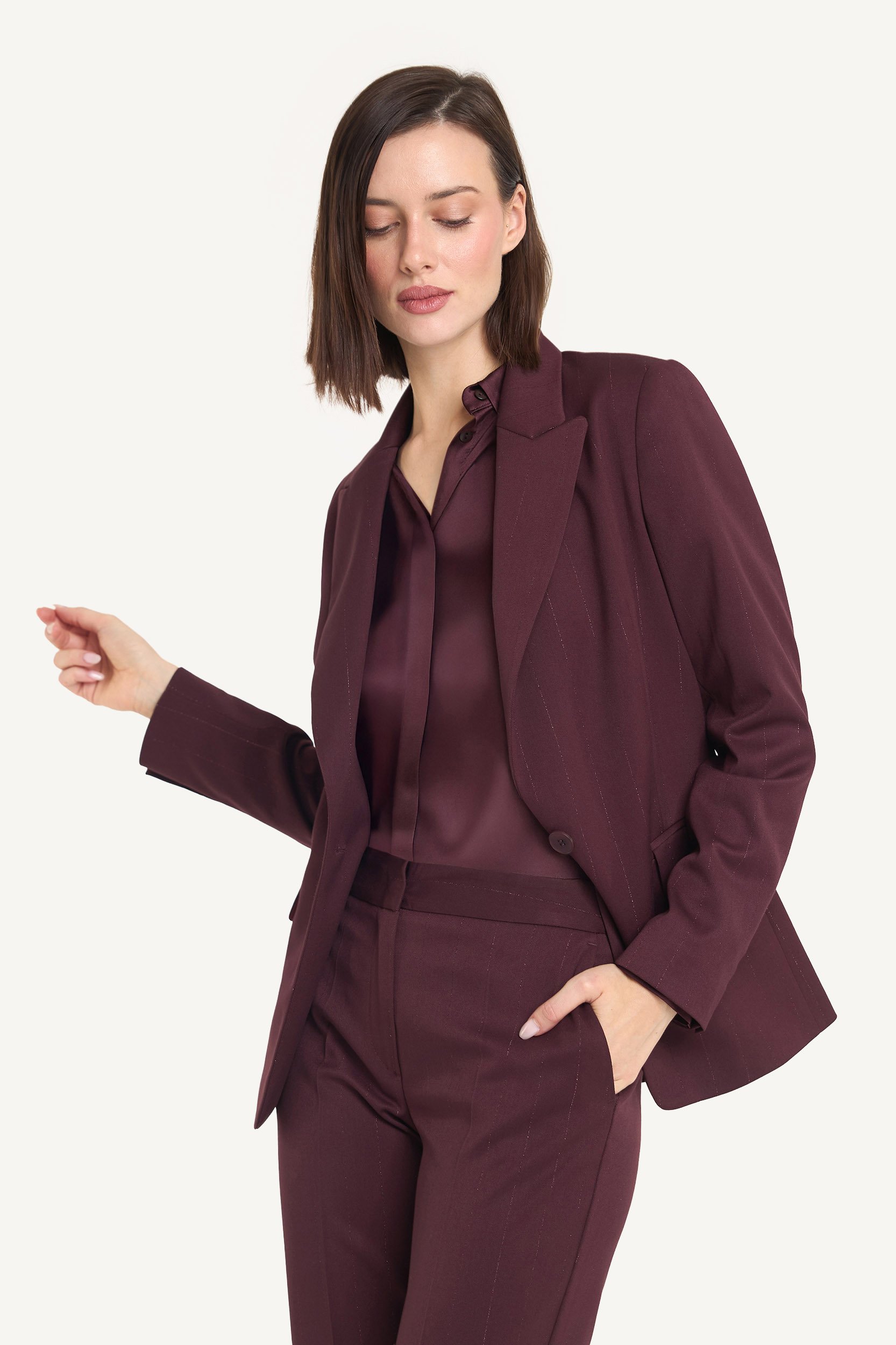fotografia modowa e-commerce modelka w garniturze zdjęcie do sklepu internetowego