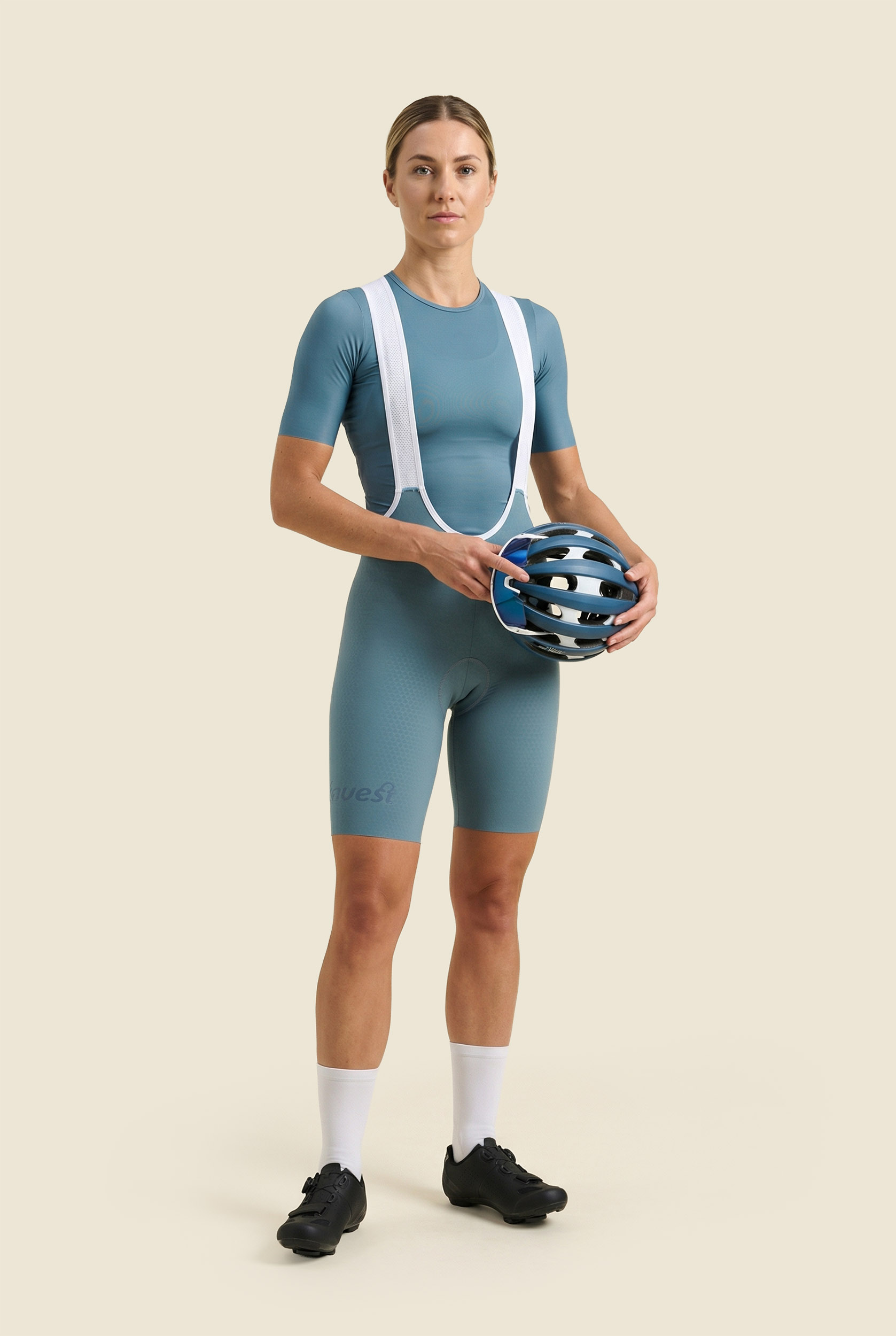 AI model w sportowej koszulce kolarskiej z pełnym strojem, realistyczne detale i naturalne oświetlenie studyjne