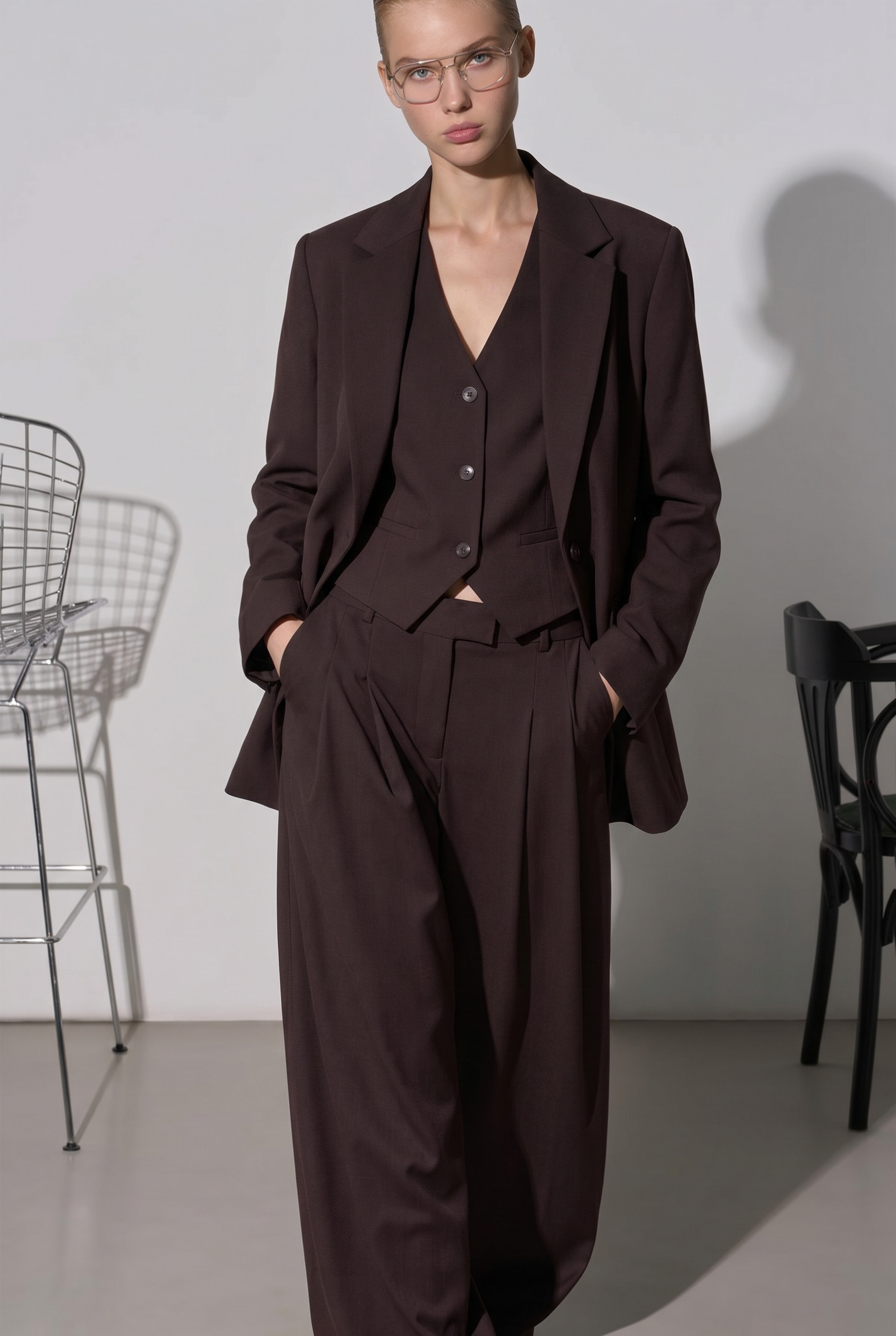 Modelka AI w eleganckim garniturze damskim